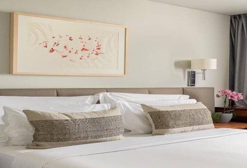 اتاق خانوادگی, Dom Carlos Park