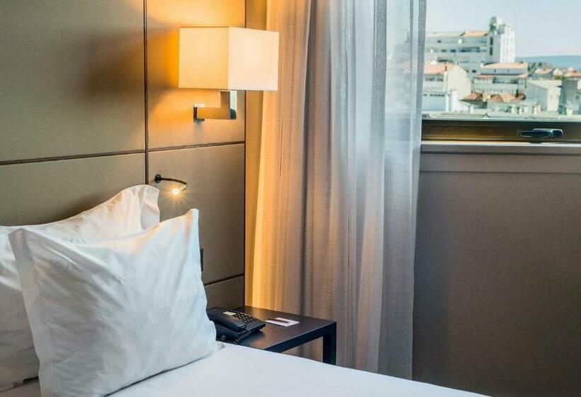 اتاق راحتی یک تخته, Dom Henrique Downtown