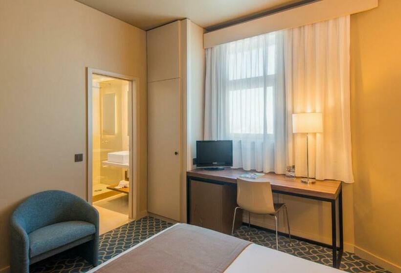 اتاق راحتی, Dom Henrique Downtown