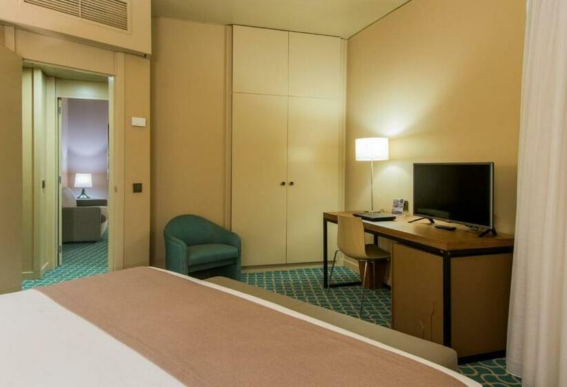 سوئیت راحتی, Dom Henrique Downtown