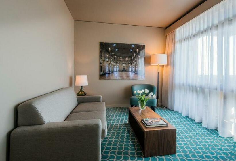 سوئیت راحتی, Dom Henrique Downtown