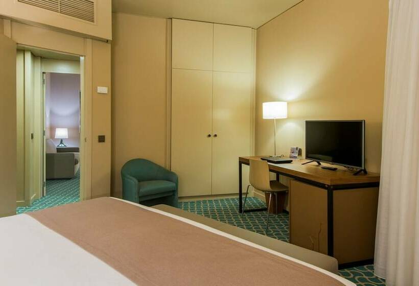 سوئیت راحتی, Dom Henrique Downtown