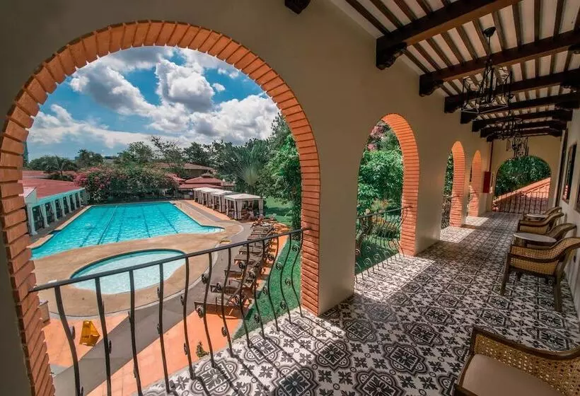 プールビュースタンダードルーム, Montebello Villa