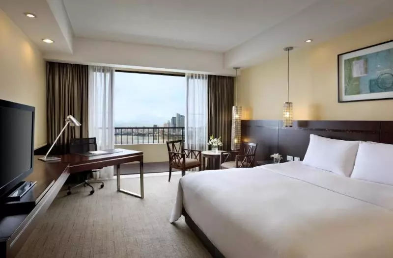 Club Room King Bed, Sofitel Philippine Plaza Manila