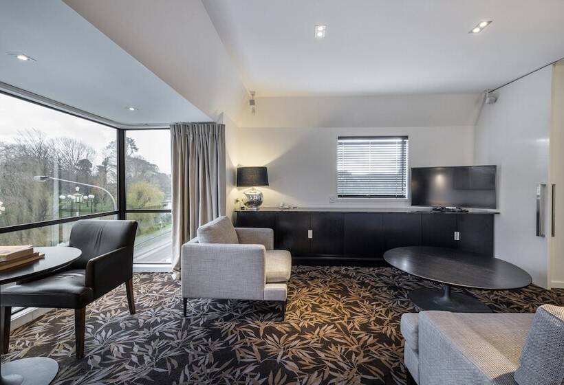 Люкс, The George