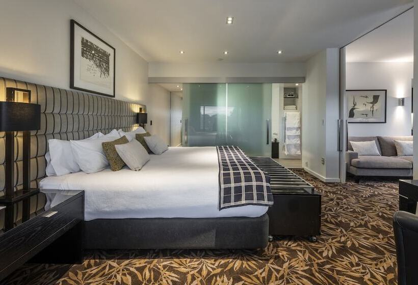 Люкс, The George