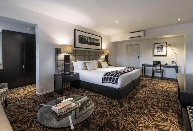 ジュニアスイート, The George