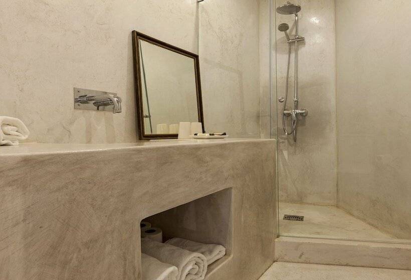 جناح ديلوكس, The Literary Man Obidos