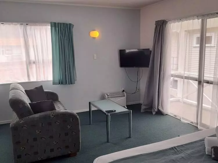 スタンダードスタジオ, Marlin Court Motel