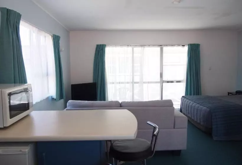 スタンダードスタジオ, Marlin Court Motel