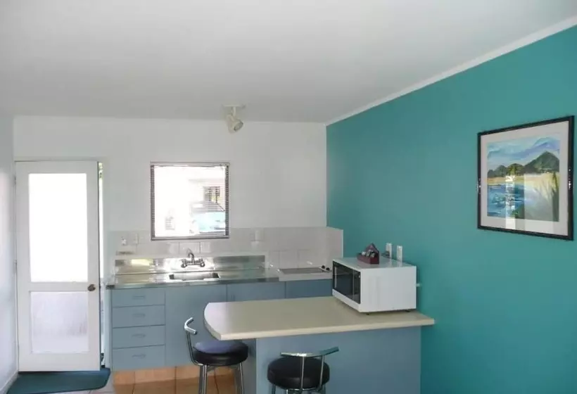 スタンダードスタジオ, Marlin Court Motel