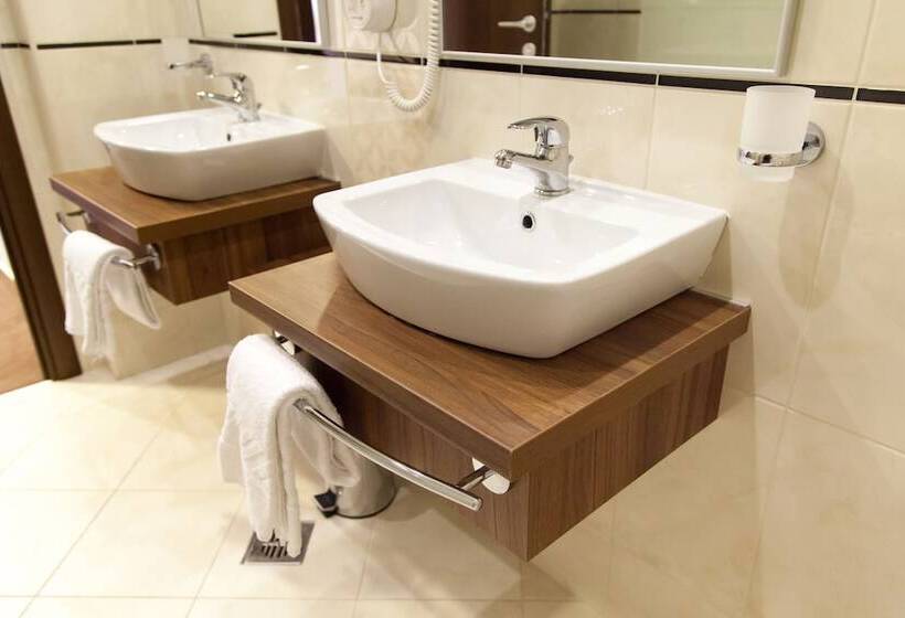 سوییت جونیور, Ambasador