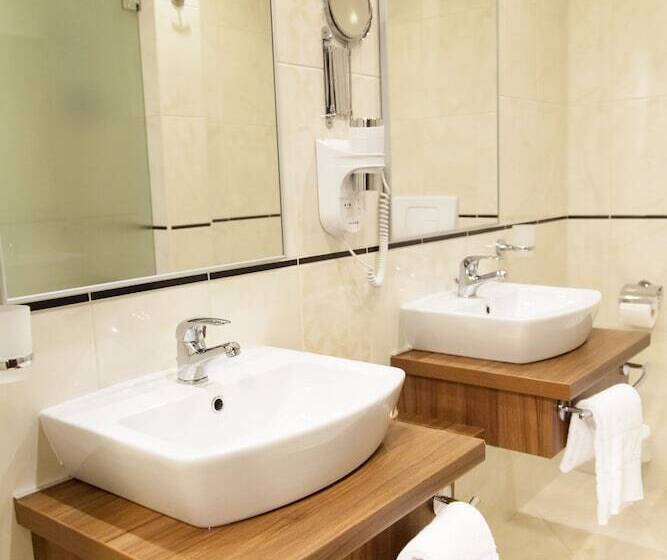 سوییت جونیور, Ambasador