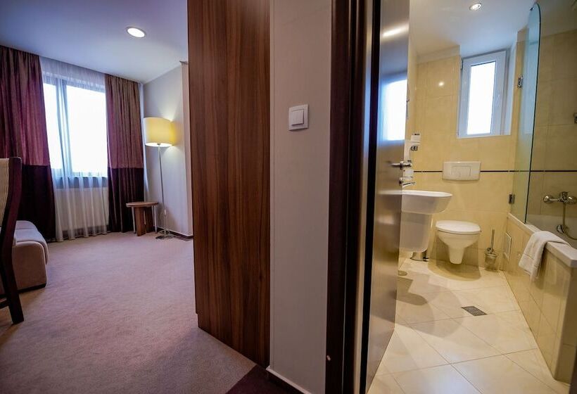 سوییت جونیور, Ambasador