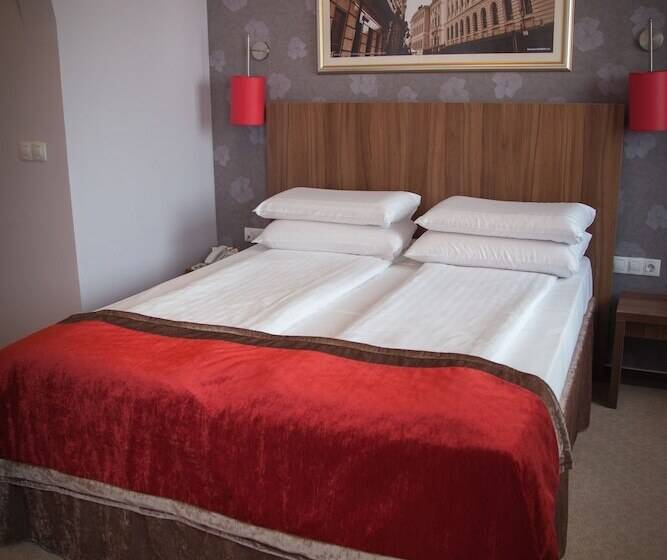 سوییت جونیور, Ambasador