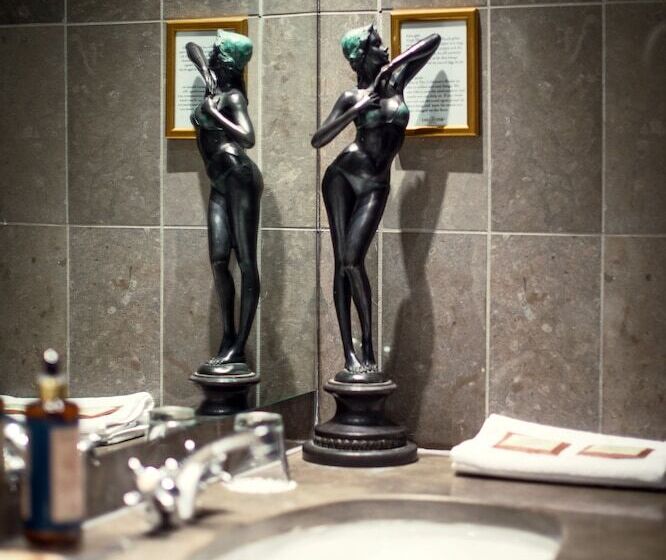 جناح ديلوكس, Victory