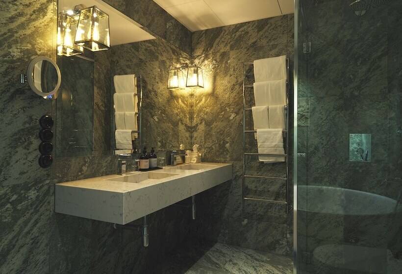 جناح ديلوكس, Victory