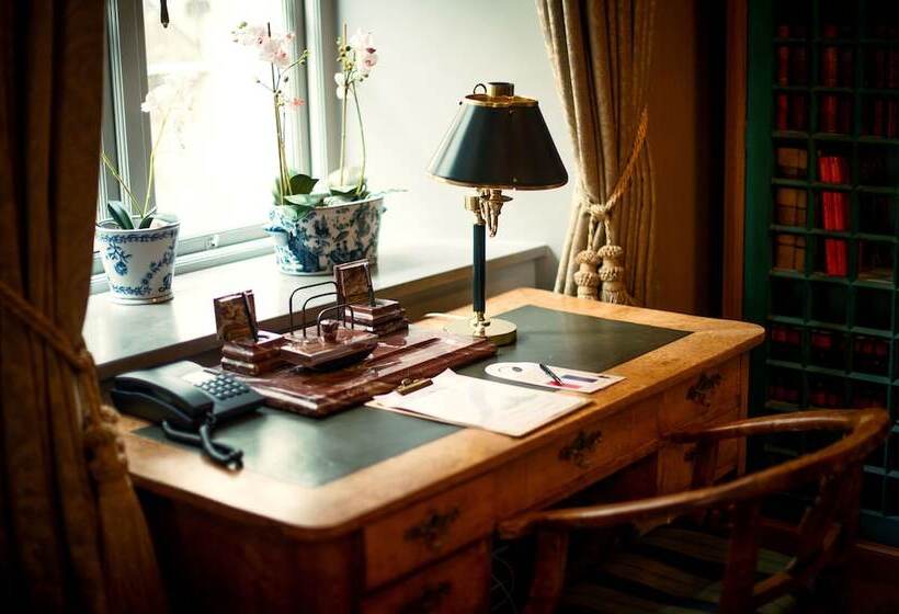 جناح ديلوكس, Victory