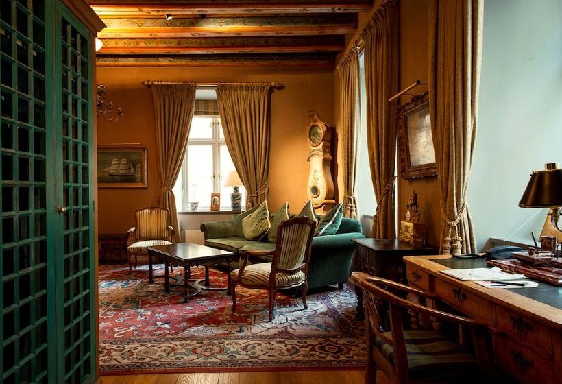 جناح ديلوكس, Victory