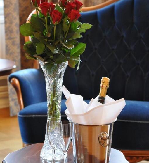 מיטת קינג בסוויטה, Continental Relax & Spa