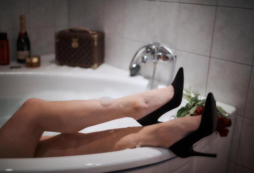 מיטת קינג בסוויטה, Continental Relax & Spa