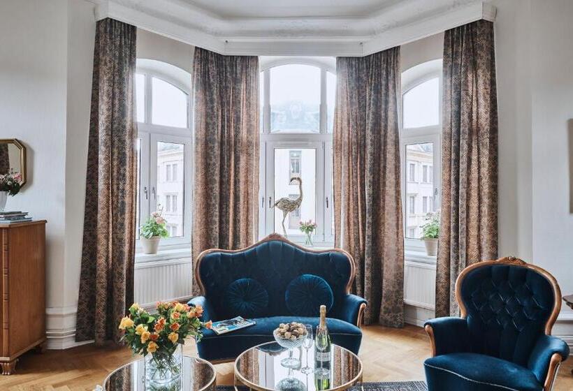 מיטת קינג בסוויטה, Continental Relax & Spa