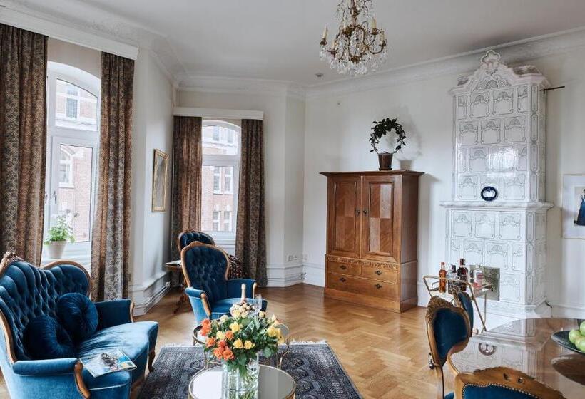 מיטת קינג בסוויטה, Continental Relax & Spa