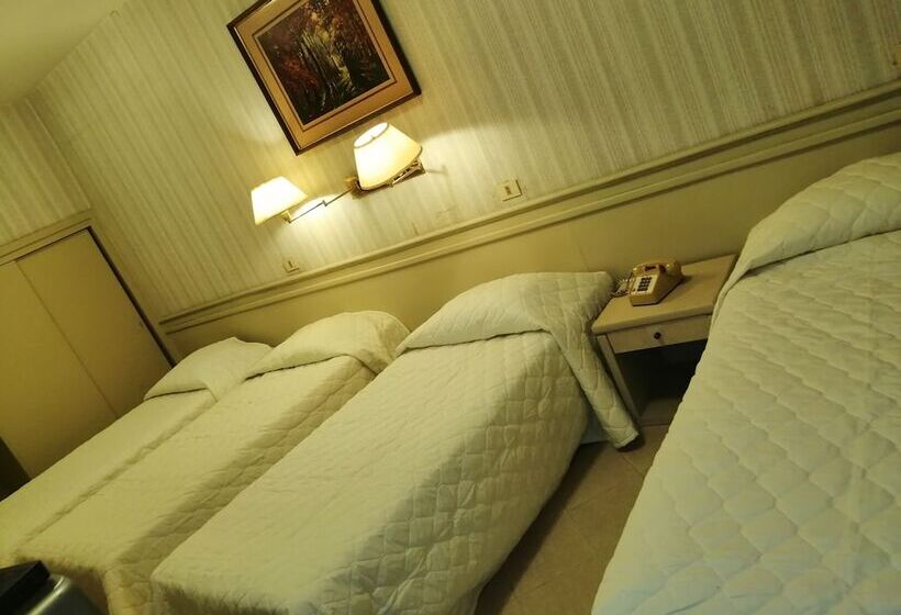 غرفة قياسية رباعية, Gran Hotel Armele