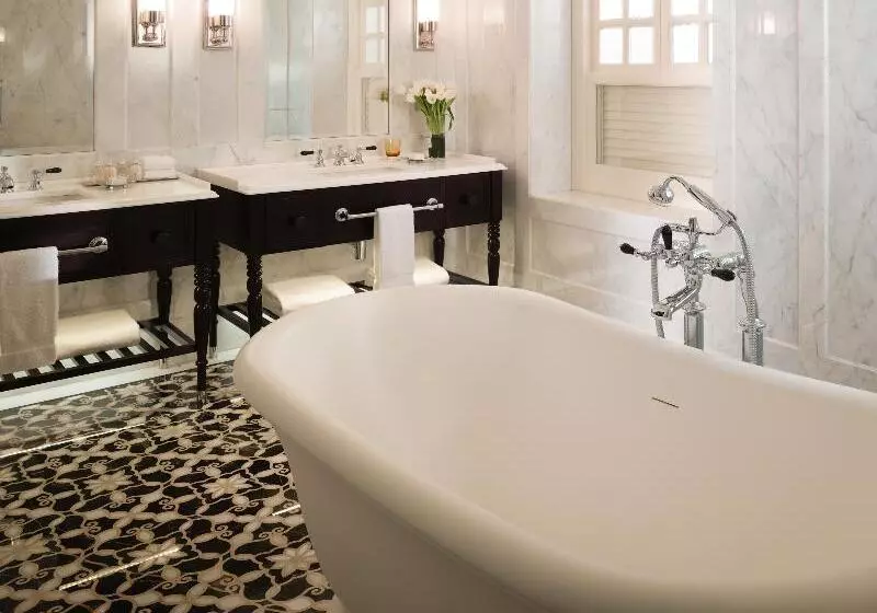 سوئیت با تخت بزرگ, Raffles  Singapore