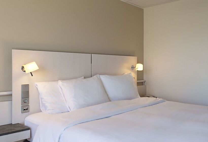 标准间带双人床, Hilton Helsinki Kalastajatorppa