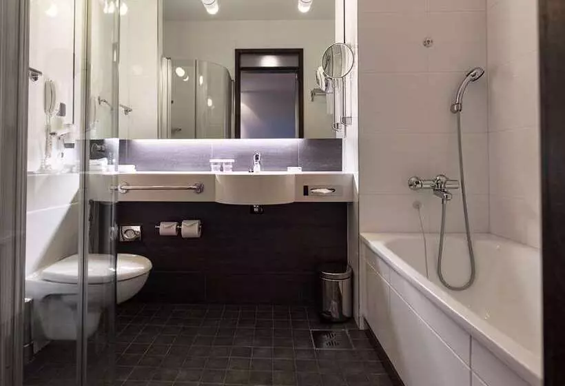 Standard-huone King-vuode, Hilton Helsinki Kalastajatorppa