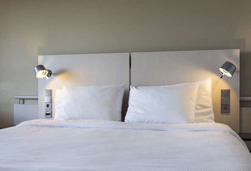 带大床的标准间, Hilton Helsinki Kalastajatorppa