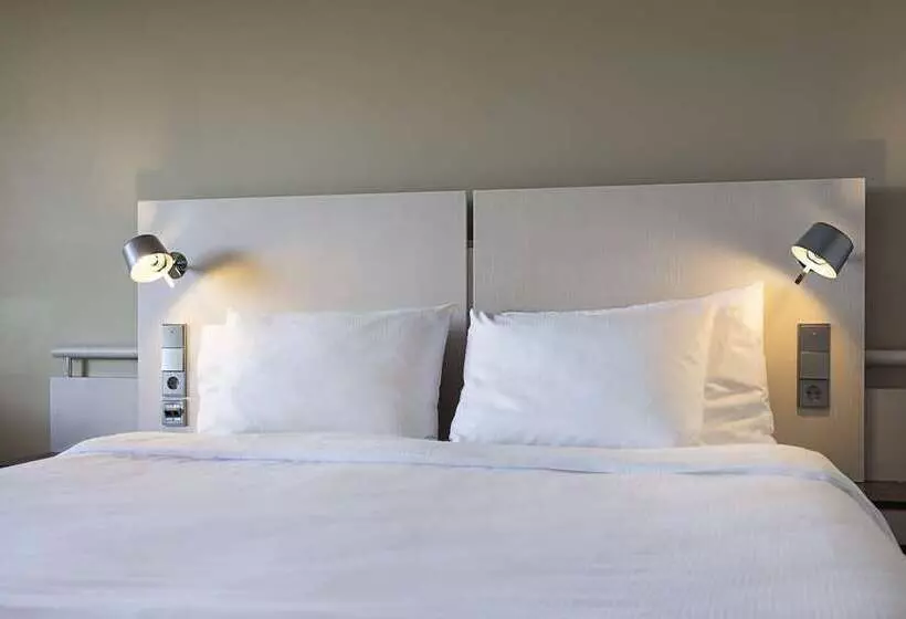 Standard-huone King-vuode, Hilton Helsinki Kalastajatorppa