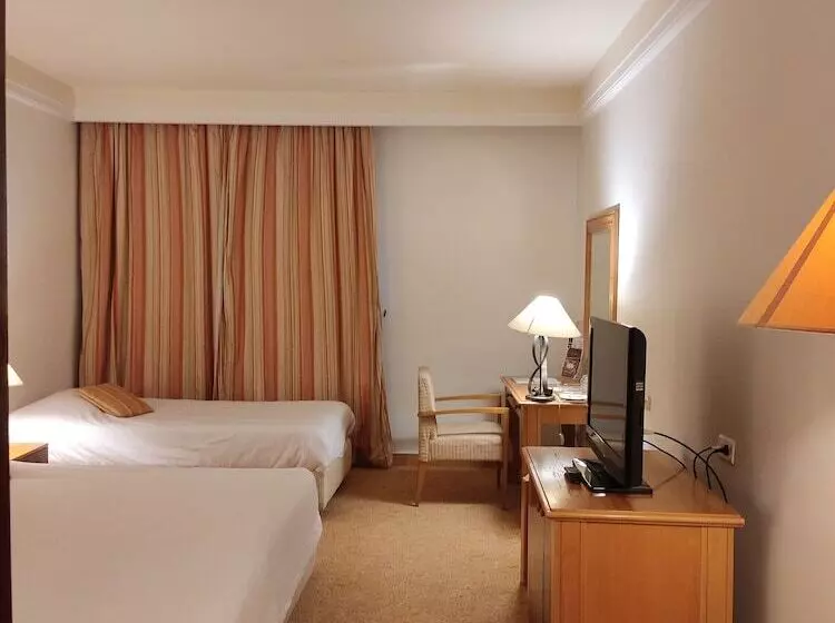 اتاق استاندارد سه نفره, Les Oliviers Palace