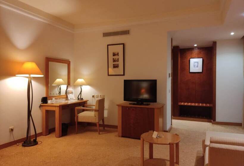 اتاق استاندارد سه نفره, Les Oliviers Palace