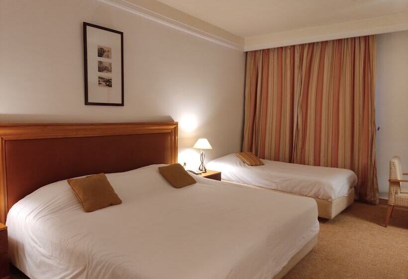 اتاق استاندارد سه نفره, Les Oliviers Palace