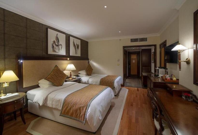 חדר סטנדרט לשלושה, The Oberoi Madina المدينة أوبروي