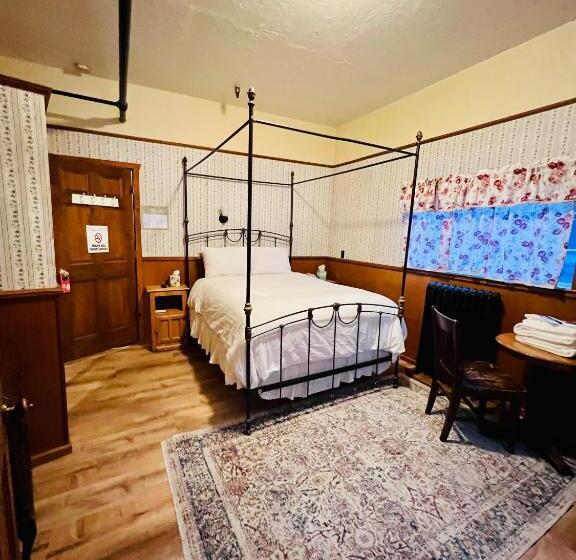 إستوديو قياسى, Alaskan Hotel And Bar