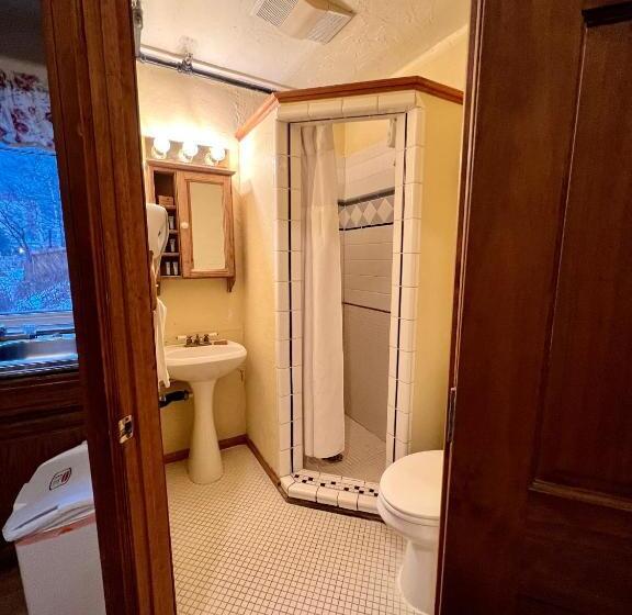 إستوديو قياسى, Alaskan Hotel And Bar