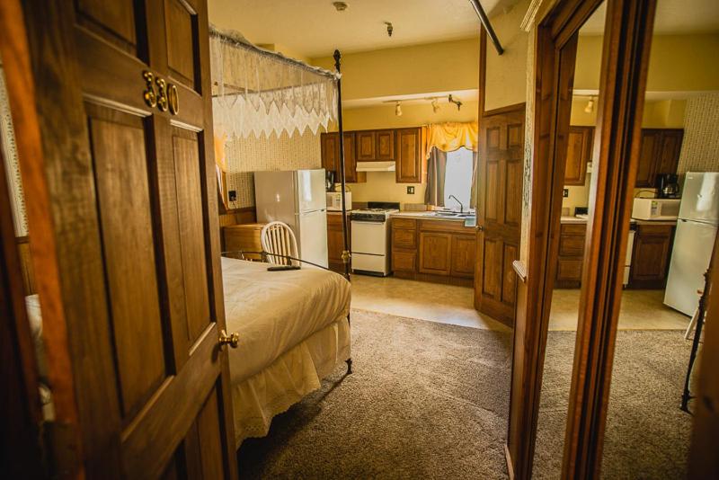 إستوديو قياسى, Alaskan Hotel And Bar