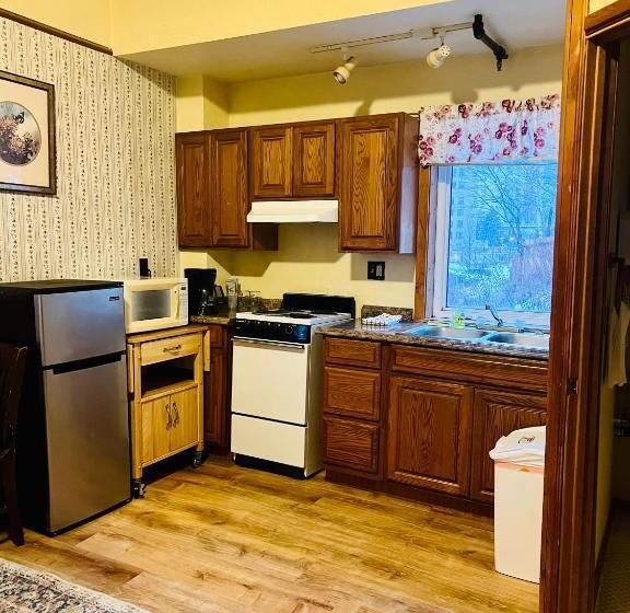 Номер Стандарт с Кухней, Alaskan Hotel And Bar