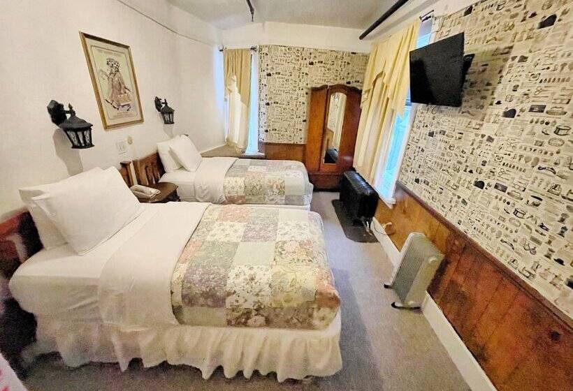 Номер Economy с общей ванной комнатой, Alaskan Hotel And Bar
