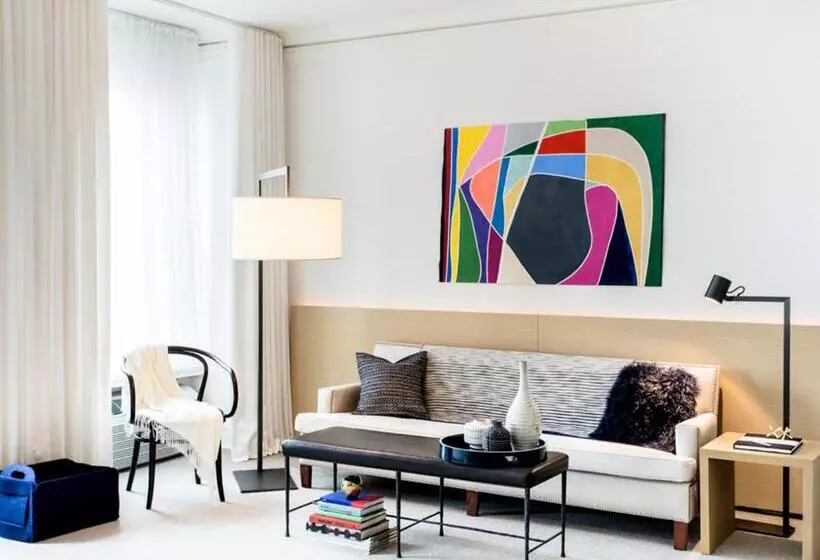 سوییت جونیور, The Chicago Hotel Collection Ambassador Gold Coast