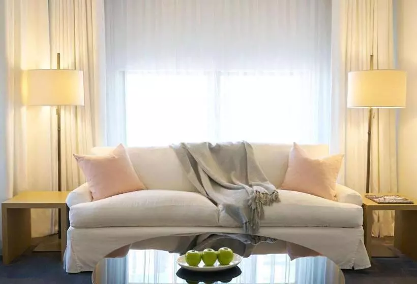 سوییت جونیور, The Chicago Hotel Collection Ambassador Gold Coast