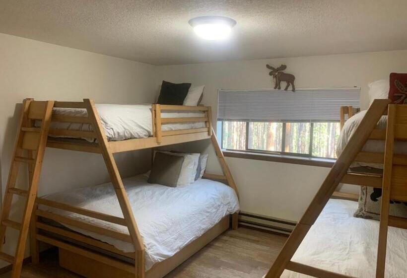 דירת חדר בקומת קרקע, Beaver Village Apartment