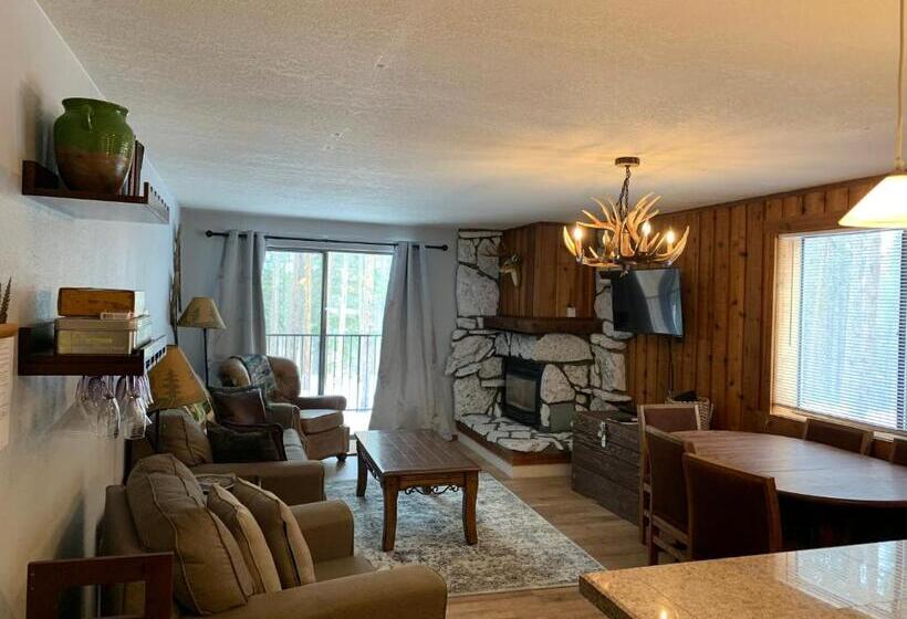 דירת חדר בקומת קרקע, Beaver Village Apartment