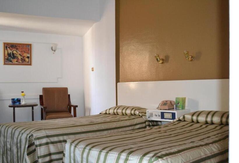 اتاق استاندارد سه نفره, Beirut Hotel Cairo