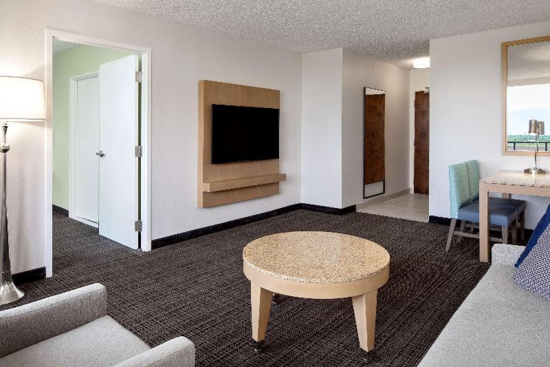 סוויטה מותאמת לאדם עם מוגבלויות, Embassy Suites By Hilton Tampa Airport Westshore