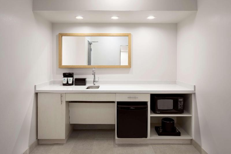 סוויטה מותאמת לאדם עם מוגבלויות, Embassy Suites By Hilton Tampa Airport Westshore