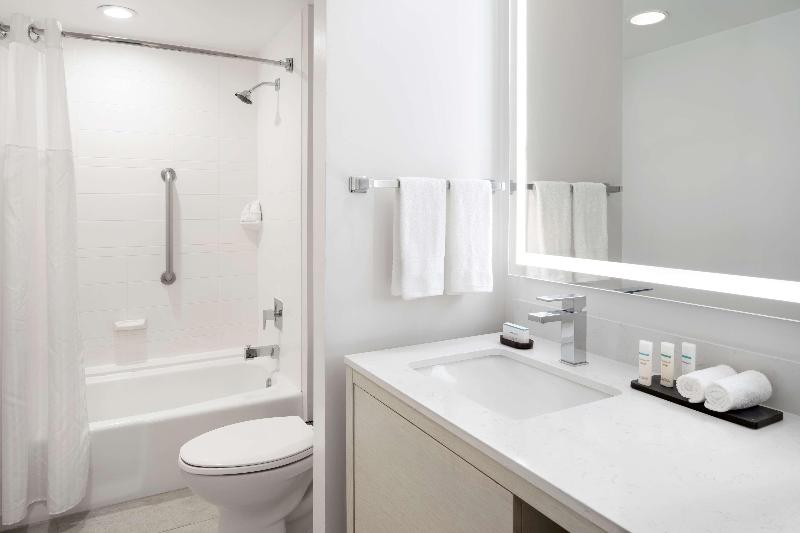 מיטת קינג בסוויטה, Embassy Suites By Hilton Tampa Airport Westshore